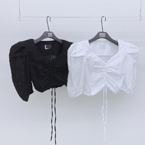 Punching pad blouse (white/ black) 화이트새상품세일 62400