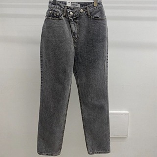 Diagonal button gray jeans
