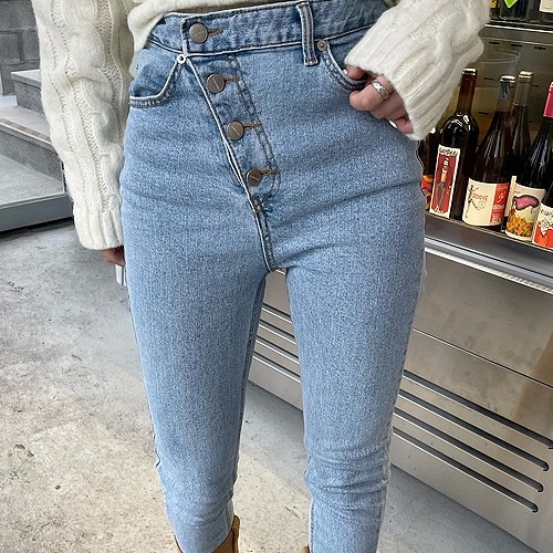 Diagonal button skinny jeans